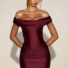 Vestido corto drapeado con hombros descubiertos Maeve en satén rojo vino Vestido corto drapeado con hombros descubiertos Maeve en satén rojo vino