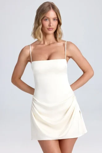 Vestido corto drapeado de corte A Zoyna en color marfil