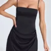 Vestido corto drapeado de corte A Zoyna en negro Vestido corto drapeado de corte A Zoyna en negro