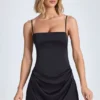 Vestido corto drapeado de corte A Zoyna en negro Vestido corto drapeado de corte A Zoyna en negro