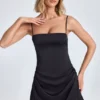 Vestido corto drapeado de corte A Zoyna en negro Vestido corto drapeado de corte A Zoyna en negro