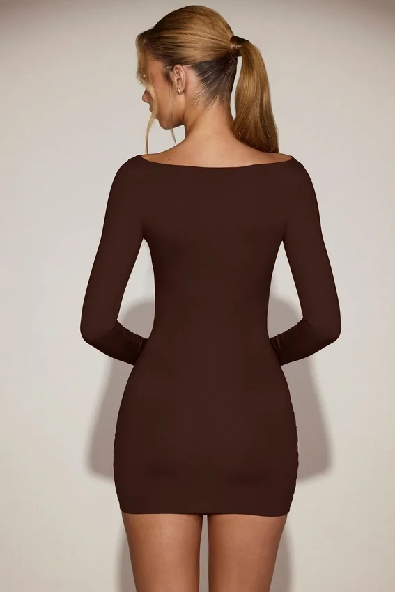 Vestido corto drapeado de cuello barco de jersey suave Briallen en marrón chocolate Vestido corto drapeado de cuello barco de jersey suave Briallen en marrón chocolate