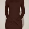Vestido corto drapeado de cuello barco de jersey suave Briallen en marrón chocolate Vestido corto drapeado de cuello barco de jersey suave Briallen en marrón chocolate