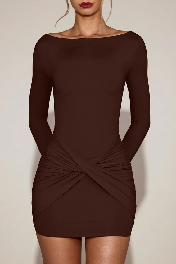 Vestido corto drapeado de cuello barco de jersey suave Briallen en marrón chocolate Vestido corto drapeado de cuello barco de jersey suave Briallen en marrón chocolate