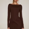 Vestido corto drapeado de cuello barco de jersey suave Briallen en marrón chocolate Vestido corto drapeado de cuello barco de jersey suave Briallen en marrón chocolate