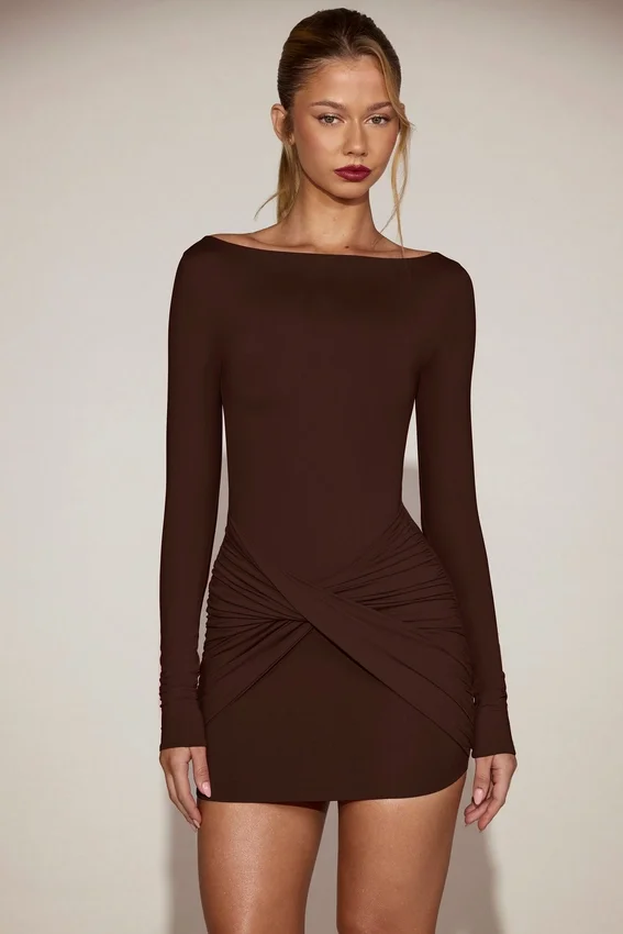 Vestido corto drapeado de cuello barco de jersey suave Briallen en marrón chocolate Vestido corto drapeado de cuello barco de jersey suave Briallen en marrón chocolate