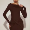 Vestido corto drapeado de cuello barco de jersey suave Briallen en marrón chocolate Vestido corto drapeado de cuello barco de jersey suave Briallen en marrón chocolate