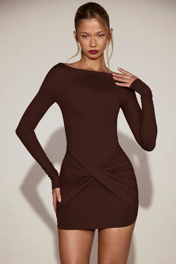 Vestido corto drapeado de cuello barco de jersey suave Briallen en marrón chocolate Vestido corto drapeado de cuello barco de jersey suave Briallen en marrón chocolate