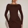 Vestido corto drapeado de cuello barco de jersey suave Briallen en marrón chocolate Vestido corto drapeado de cuello barco de jersey suave Briallen en marrón chocolate