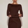Vestido corto drapeado de cuello barco de jersey suave Briallen en marrón chocolate Vestido corto drapeado de cuello barco de jersey suave Briallen en marrón chocolate