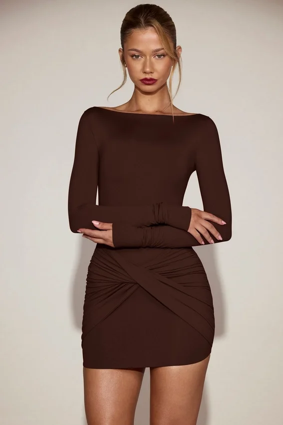 Vestido corto drapeado de cuello barco de jersey suave Briallen en marrón chocolate Vestido corto drapeado de cuello barco de jersey suave Briallen en marrón chocolate
