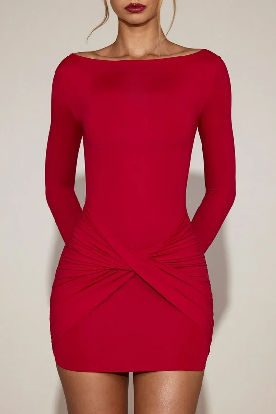 Vestido corto drapeado de cuello barco en jersey suave de Briallen en rojo intenso Vestido corto drapeado de cuello barco en jersey suave de Briallen en rojo intenso