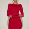 Vestido corto drapeado de cuello barco en jersey suave de Briallen en rojo intenso Vestido corto drapeado de cuello barco en jersey suave de Briallen en rojo intenso