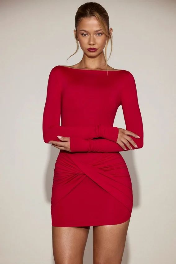 Vestido corto drapeado de cuello barco en jersey suave de Briallen en rojo intenso Vestido corto drapeado de cuello barco en jersey suave de Briallen en rojo intenso