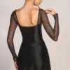 Vestido corto drapeado de manga larga Clemmie en negro