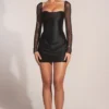 Vestido corto drapeado de manga larga Clemmie en negro