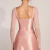 Vestido corto drapeado de manga larga Clemmie en rosa palo Vestido corto drapeado de manga larga Clemmie en rosa palo