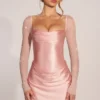 Vestido corto drapeado de manga larga Clemmie en rosa palo Vestido corto drapeado de manga larga Clemmie en rosa palo
