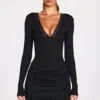 Vestido corto drapeado de manga larga con canalé de modal Elona en negro Vestido corto drapeado de manga larga con canalé de modal Elona en negro