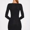 Vestido corto drapeado de manga larga con canalé de modal Elona en negro Vestido corto drapeado de manga larga con canalé de modal Elona en negro
