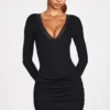 Vestido corto drapeado de manga larga con canalé de modal Elona en negro Vestido corto drapeado de manga larga con canalé de modal Elona en negro