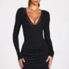 Vestido corto drapeado de manga larga con canalé de modal Elona en negro Vestido corto drapeado de manga larga con canalé de modal Elona en negro