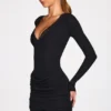 Vestido corto drapeado de manga larga con canalé de modal Elona en negro Vestido corto drapeado de manga larga con canalé de modal Elona en negro