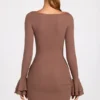 Vestido corto drapeado de manga larga con canalé de modal Helena en color moca Vestido corto drapeado de manga larga con canalé de modal Helena en color moca