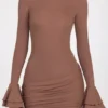 Vestido corto drapeado de manga larga con canalé de modal Helena en color moca Vestido corto drapeado de manga larga con canalé de modal Helena en color moca