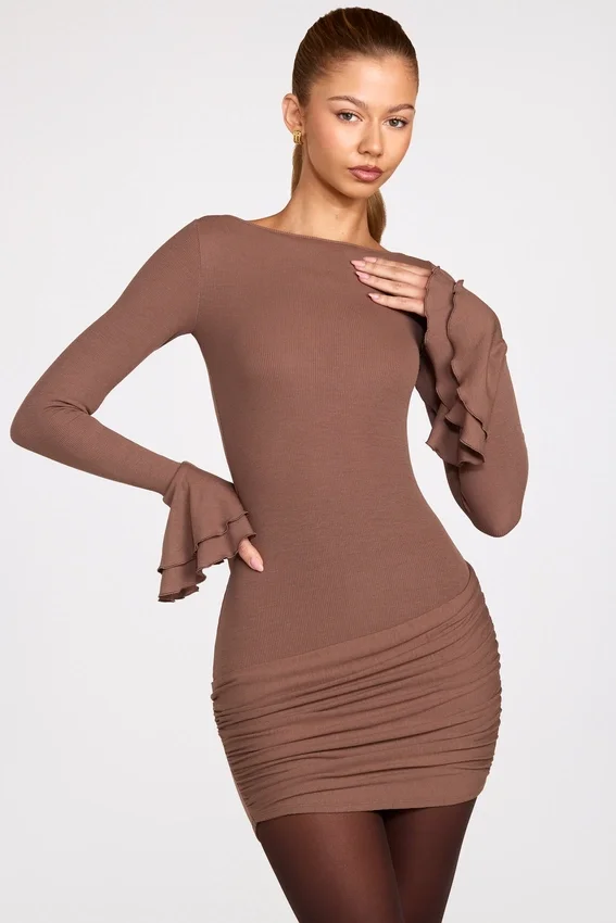 Vestido corto drapeado de manga larga con canalé de modal Helena en color moca Vestido corto drapeado de manga larga con canalé de modal Helena en color moca