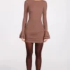 Vestido corto drapeado de manga larga con canalé de modal Helena en color moca Vestido corto drapeado de manga larga con canalé de modal Helena en color moca