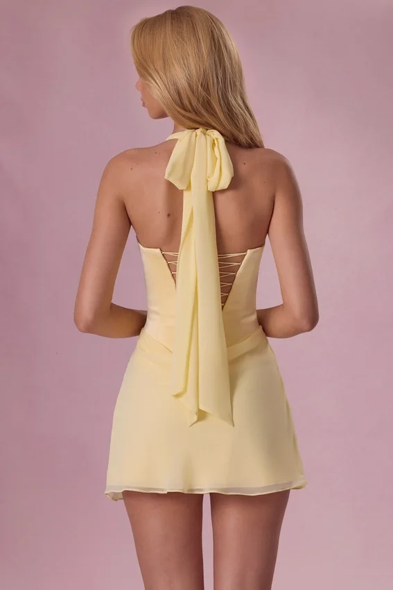 Vestido corto drapeado de satén Nola en amarillo mantequilla Vestido corto drapeado de satén Nola en amarillo mantequilla