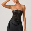 Vestido corto drapeado sin tirantes con adornos Eden en negro Vestido corto drapeado sin tirantes con adornos Eden en negro