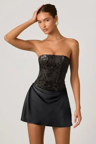 Vestido corto drapeado sin tirantes con adornos Eden en negro