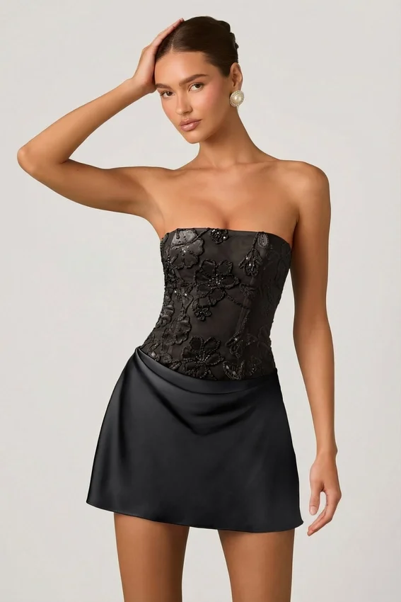Vestido corto drapeado sin tirantes con adornos Eden en negro Vestido corto drapeado sin tirantes con adornos Eden en negro