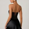 Vestido corto drapeado sin tirantes con adornos Eden en negro Vestido corto drapeado sin tirantes con adornos Eden en negro