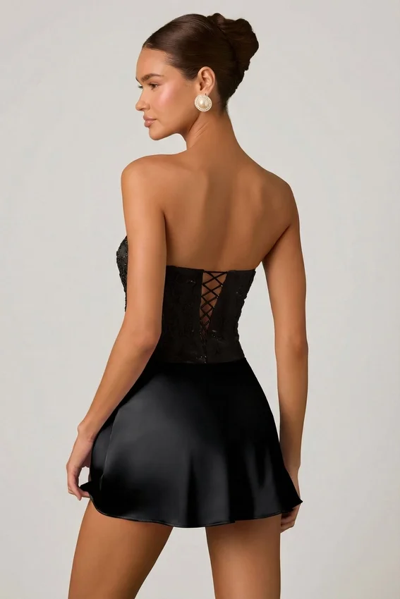 Vestido corto drapeado sin tirantes con adornos Eden en negro Vestido corto drapeado sin tirantes con adornos Eden en negro