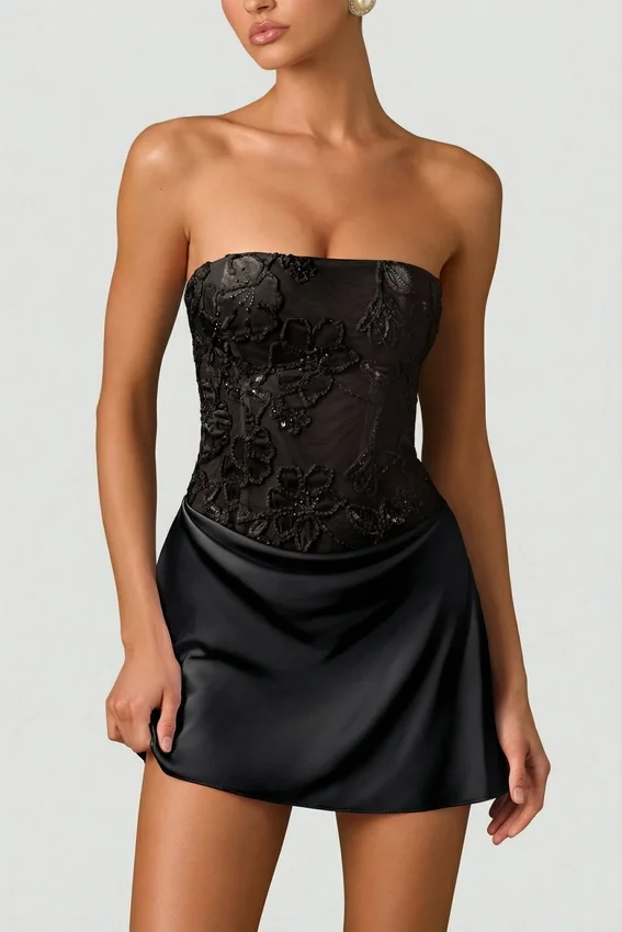 Vestido corto drapeado sin tirantes con adornos Eden en negro Vestido corto drapeado sin tirantes con adornos Eden en negro