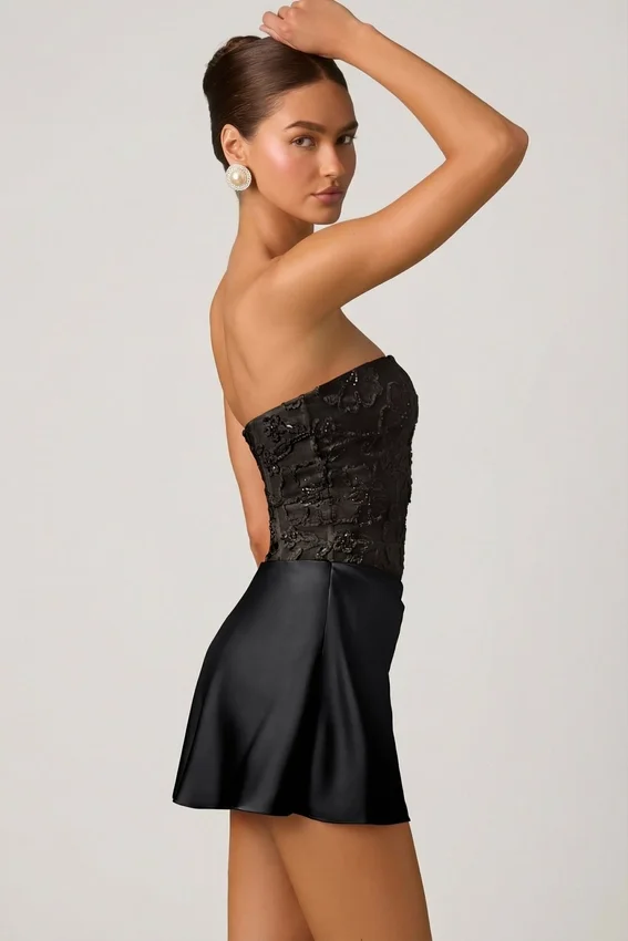 Vestido corto drapeado sin tirantes con adornos Eden en negro Vestido corto drapeado sin tirantes con adornos Eden en negro