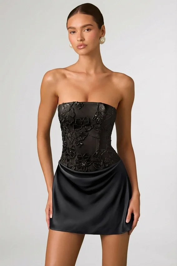 Vestido corto drapeado sin tirantes con adornos Eden en negro Vestido corto drapeado sin tirantes con adornos Eden en negro