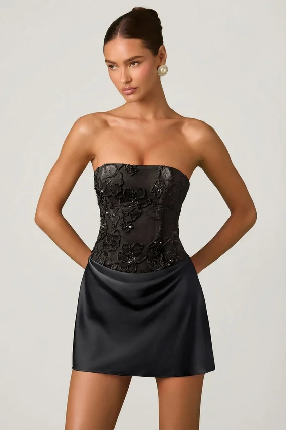 Vestido corto drapeado sin tirantes con adornos Eden en negro Vestido corto drapeado sin tirantes con adornos Eden en negro