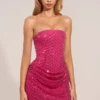 Vestido corto drapeado sin tirantes con adornos Mellie en rosa intenso Vestido corto drapeado sin tirantes con adornos Mellie en rosa intenso