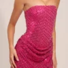 Vestido corto drapeado sin tirantes con adornos Mellie en rosa intenso Vestido corto drapeado sin tirantes con adornos Mellie en rosa intenso