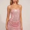 Vestido corto drapeado sin tirantes con adornos Mellie en rosa palo Vestido corto drapeado sin tirantes con adornos Mellie en rosa palo