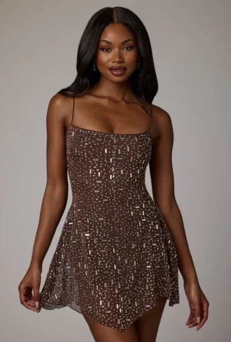 Vestido corto Durrani con cuello redondo y adornos transparentes en color cacao intenso