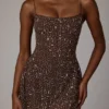 Vestido corto Durrani con cuello redondo y adornos transparentes en color cacao intenso Vestido corto Durrani con cuello redondo y adornos transparentes en color cacao intenso
