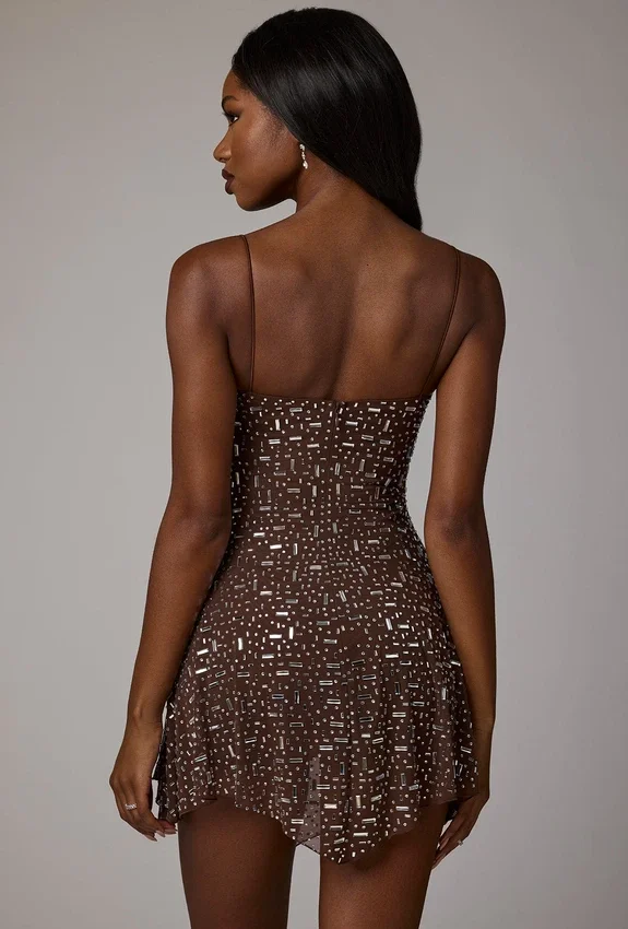 Vestido corto Durrani con cuello redondo y adornos transparentes en color cacao intenso Vestido corto Durrani con cuello redondo y adornos transparentes en color cacao intenso