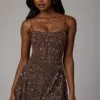 Vestido corto Durrani con cuello redondo y adornos transparentes en color cacao intenso Vestido corto Durrani con cuello redondo y adornos transparentes en color cacao intenso