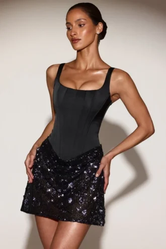 Vestido corto Eira con corsé de satén y falda adornada en negro y morado