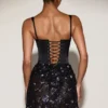 Vestido corto Eira con corsé de satén y falda adornada en negro y morado Vestido corto Eira con corsé de satén y falda adornada en negro y morado